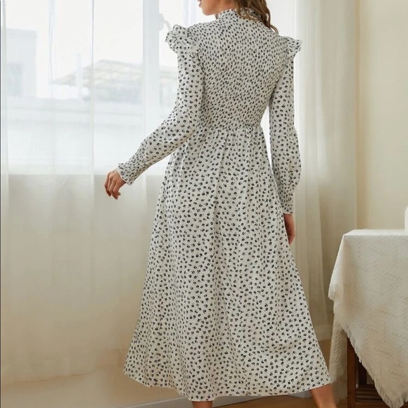 Ruffle neck floral Dress - Picture 3 of 3